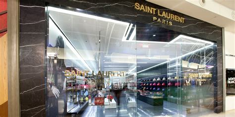 st laurent outlet shopping guide